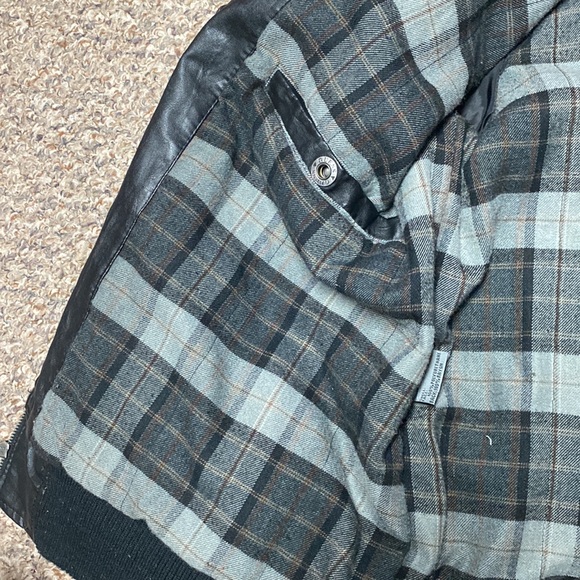 XXL original Guess black leather jacket. Multiple pockets in and out. - Picture 4 of 10